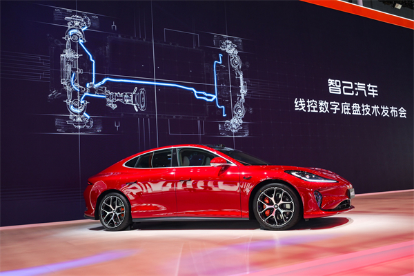 智己汽車發(fā)布線控?cái)?shù)字底盤技術(shù)，今年下半年率先量產(chǎn)上車線控底盤 開啟“具身智能”新時(shí)代